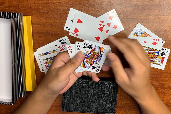 Chơi bài liêng là trò chơi đòi hỏi sự kết hợp giữa may mắn, chiến thuật và khả năng quan sát
